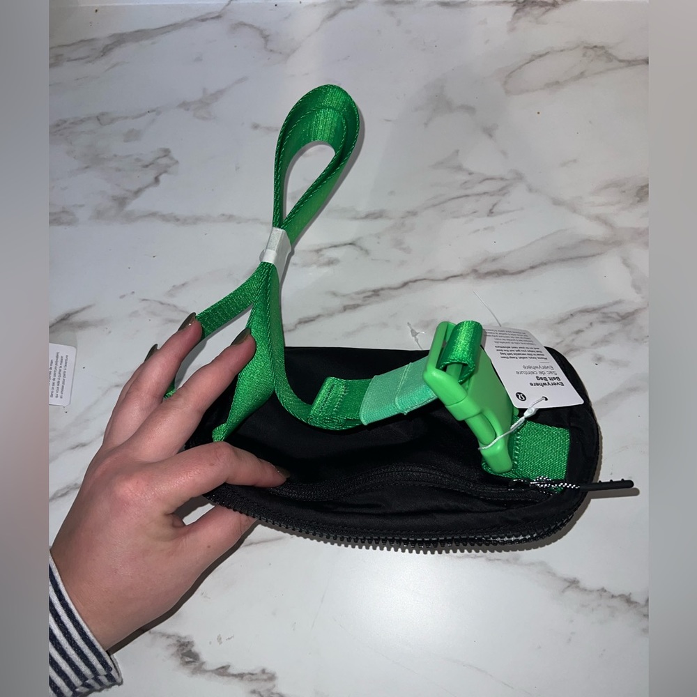 RARE scream green vapor Lululemon belt bag brand new - Picture 5 of 9